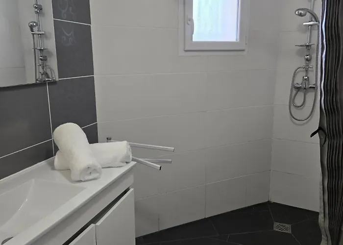 Maison Familiale, Proche *